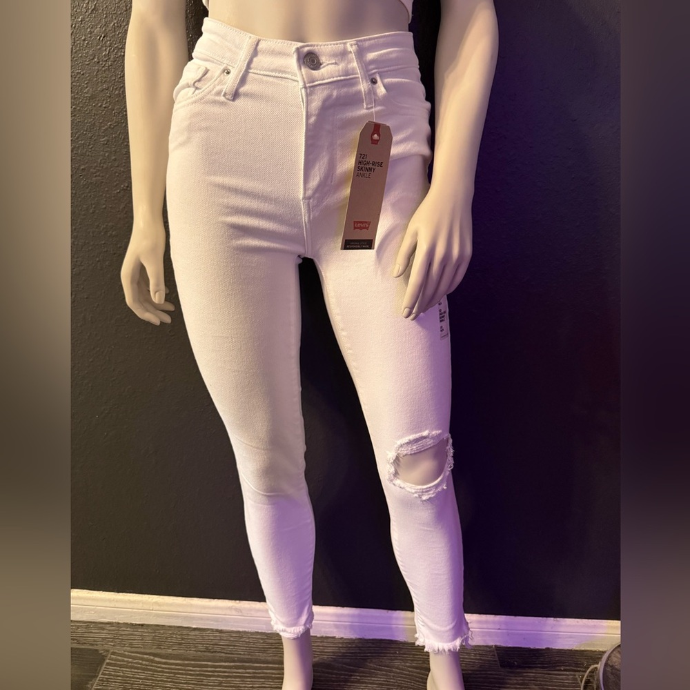White skinny Levi’s